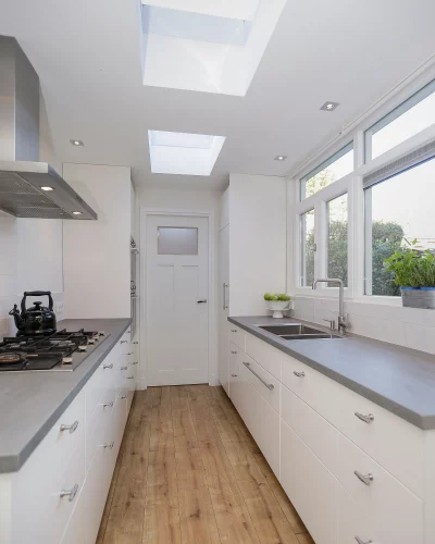 Een witte keuken met een dakraam. verkoopstyling schiedam, neutrale inrichting, woningfotografie