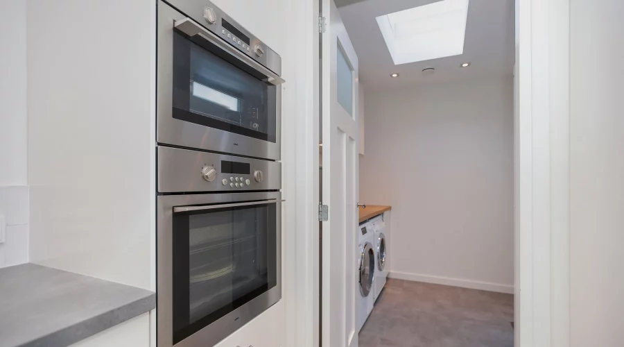 Een keuken met een oven en een dakraam. verkoopstyling schiedam, neutrale inrichting, woningfotografie
